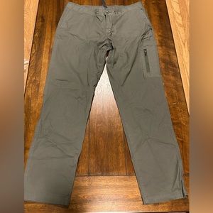 Vuori pants size medium
